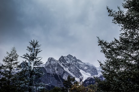 云南的玉龙雪山(神秘壮丽的云南玉龙雪山)